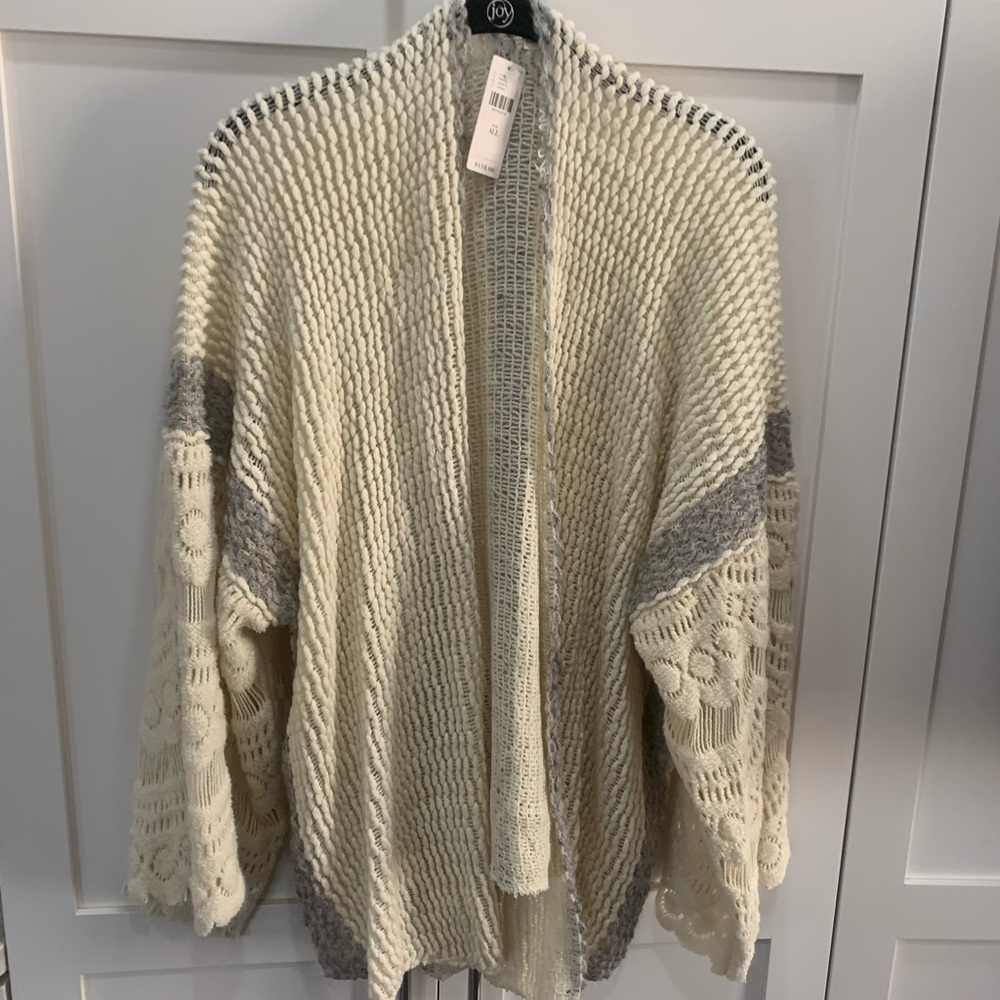 Anthropologie crochet kimono in cream.